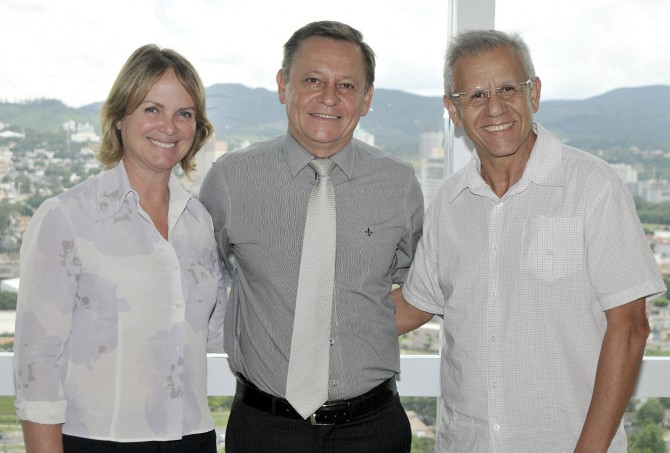 O prefeito com a deputada estadual Ana Perugini e o marido Ângelo